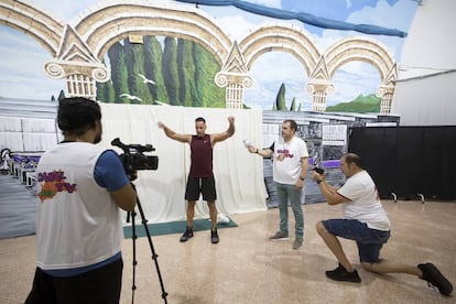 Varios presos realizan pruebas de los programas en la cárcel de Alhaurín de la Torre. 