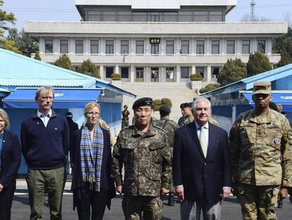 Tillerson posa en la frontera entre las dos Coreas con oficiales de Estados Unidos y Corea del Sur.