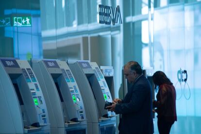 Algunos usuarios de cajeros automáticos en el edificio donde se realizó el foro.