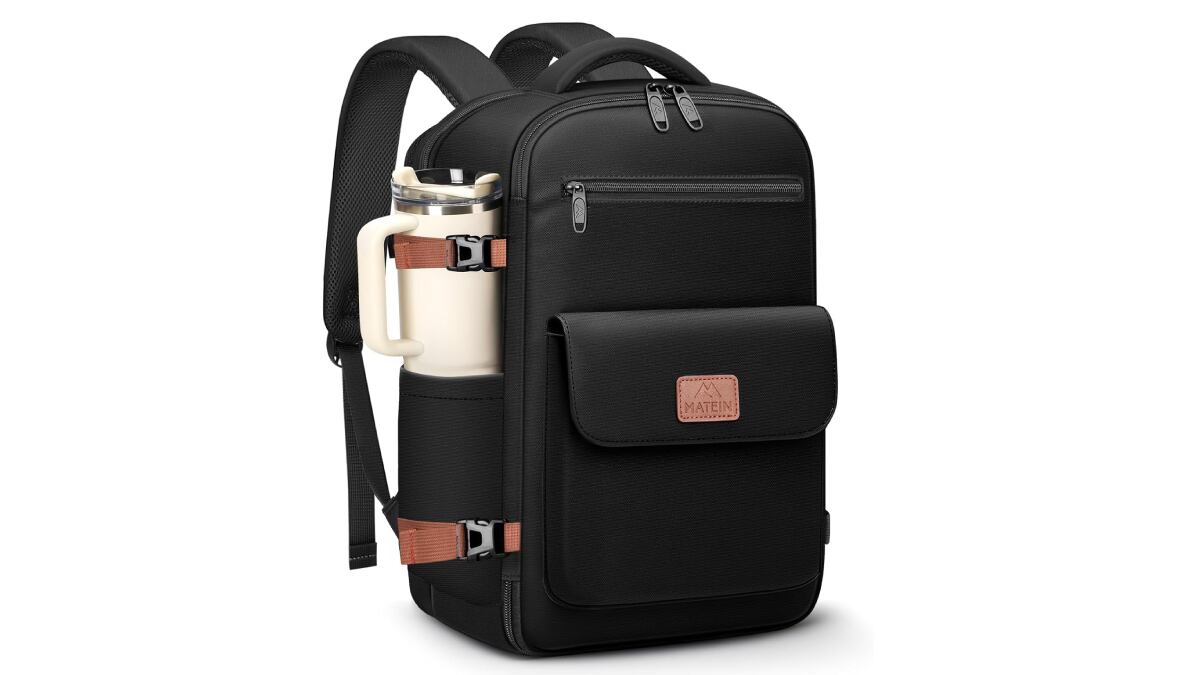 Mochila de cabina con bolsa impermeable incluida.