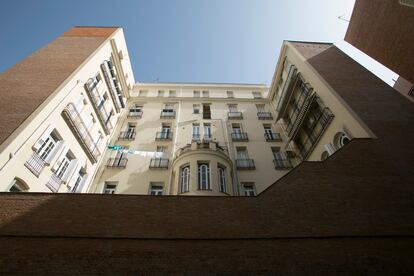 Fachada de uno de los edificios de viviendas que rodea al frontón Beti Jai en Madrid. 