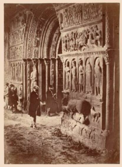 La portalada del monasterio de Ripoll en una de las cuatro realizadas en 1867.