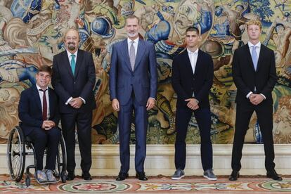 El Rey recibió en la Zarzuela a los tenistas españoles Carlos Alcaraz, Martín Landaluce y Martín de la Puente. Los deportistas acudieron acompañados por sus padres y por el presidente de la Federación Española de Tenis, Miguel Díaz.