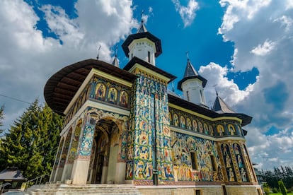 La única ciudad con estatus de 'oraș' (gobierno local en poblaciones menores) que figura en esta fotogalería. Targu Neamt es la tercera población por número de habitantes (algo más de 18.000) de la provincia de Neamt, en el oeste de la región histórica de Moldavia. Sus principales hitos patrimoniales son el castillo de Neamt, la principal fortificación al sur de Suceava durante la Edad Media, construido en el siglo XIV por orden de Pedro I Musat; la casa donde vivió la poeta Veronica Micle, y la aldea (hoy barrio) Humulesti, donde se crio el escritor y narrador rumano Ion Creanga. En los alrededores se alzan casi 20 monasterios ortodoxos (en la imagen, el monasterio Neamt), algunos de ellos, como Varatec, Agapia o Secu, de gran importancia.