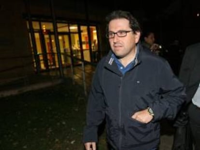El exsecretario de Shirota, Xavier Gómez, detenido por la Guardia Civil, sale de los juzgados de Reus tras declarar por el caso Shirota.