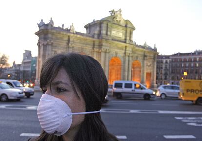 La delegada de Medio Ambiente De Madrid, Ana Botella, primero culpa al Gobierno del problema de la contaminación por incentivar los vehículos diésel y luego lo minimiza al afirmar que "la gente sí que está deprimida por el paro... eso asfixia más". Considera que no hay que restringir el tráfico y que la calidad del aire es aceptable.