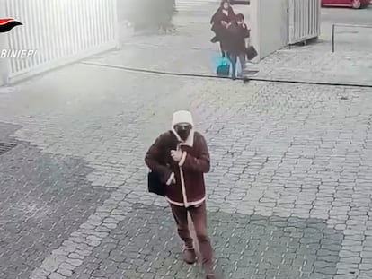 Imagen de video de los Carabineros de Matteo Messina Denaro, el lunes antes de su detención, en Palermo, Sicilia.