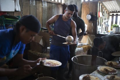 Miembros de las FARC a la hora de la comida en el campamento de los Llanos del Yarí (Colombia).