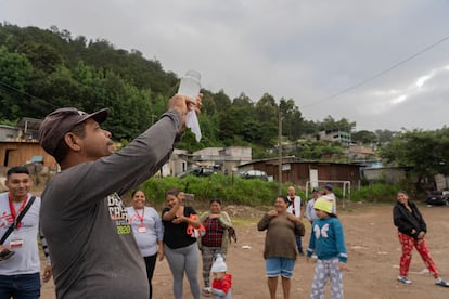 Un vecino de la colonia Villa Zarzuela libera mosquitos aedes aegypti durante la campaña de información de implementación del método wolbachia que impulsa Médicos Sin Fronteras.