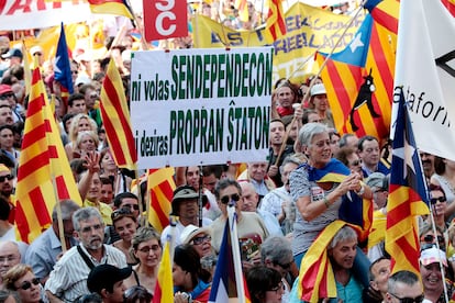 La cantidad de gente que hay en el Paseo de Gracia ha obligado a la gente a seguir el recorrido por calles paralelas, como la Rambla de Catalunya, Balmes o Pau Claris.