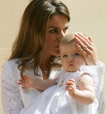 La reina Letizia con la princesa Leonor, en la Basílica de Nuestra Señora de Atocha, a donde acudieron para presentar a la Virgen a la niña y cumplir de esta forma con una tradición de la Familia Real española que se remonta al siglo XVII, 7 de junio de 2006.