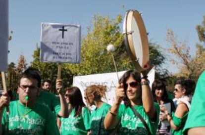 Manifestantes con las camisetas verdes reivindicativas.