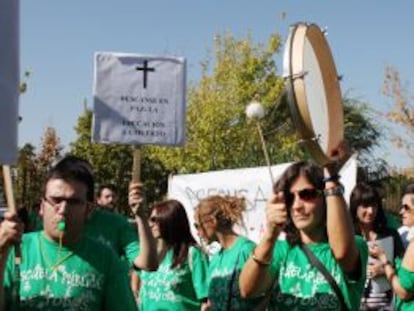 Manifestantes con las camisetas verdes reivindicativas.