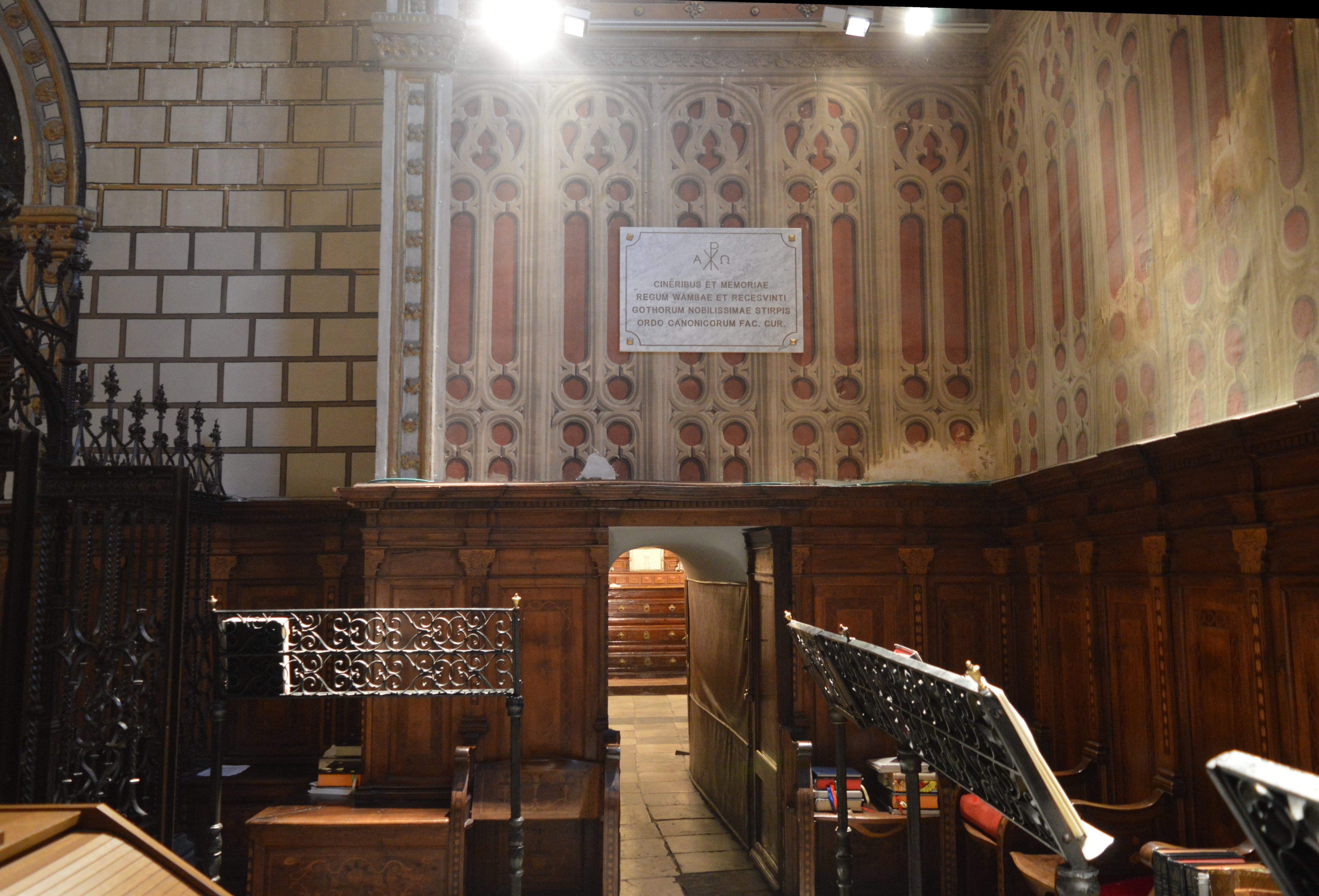 Capilla Mozárabe de la catedral de Toledo con la lápida tras la que están los restos de Wamba y Recesvinto.