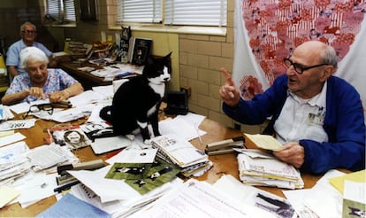 Voluntários da Casa Branca no Lar de Soldados e Aviadores de EUA recebem a visita do gato Socks, em 16 de setembro de 1993. Além do Dia Mundial do Gato, Dia Internacional do Gato, Dia Nacional do Gato (EUA) e Dia Nacional do Gato Preto (EUA), os Estados Unidos também celebram o Dia de Abraçar Seu Gato: 4 de junho, data celebrada por outros países;