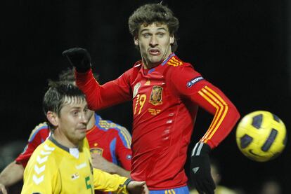 Llorente, como se ve en la fotografía, en la que aparece con un compañero detrás, jugó con una camiseta diferente. En concreto, con la correspondiente al Mundial de Sudáfrica. Según dijo, fue un despiste del encargado del material.