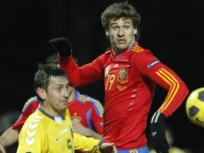 Llorente, como se ve en la fotografía, en la que aparece con un compañero detrás, jugó con una camiseta diferente. En concreto, con la correspondiente al Mundial de Sudáfrica. Según dijo, fue un despiste del encargado del material.