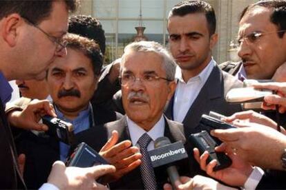 El ministro saudí de Petróleo, Alí I. Naimi, conversa con los periodistas en un hotel de Isfaham (Irán).