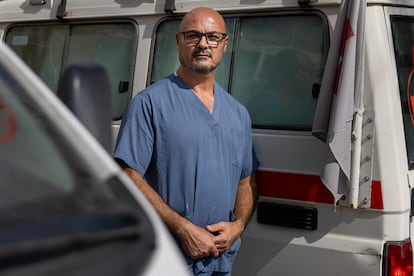 Shafi Fouani posa junto a ambulancias aparcadas a la entrada del hospital del Socorro Popular Libanés, en Nabatiye.