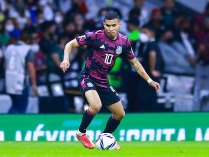 El futbolista Orbelin Pineda en el partido entre México y Honduras, en el estadio Azteca, durante las eliminatorias al Mundial.