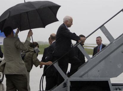 El senador McCain sube las escaleras de su avión de campaña.