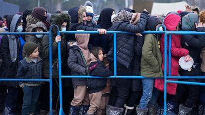 Un grupo de migrantes espera para recibir comida caliente en el centro logístico de Bruzgi, en la frontera bielorrusa cerca de Grodno, este martes.