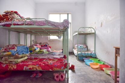 Dormitorio de niñas en el colegio Yulong Town. El colegio carece de agua caliente y calefacción.
