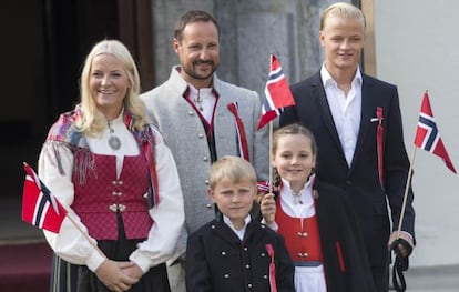 Los pr&iacute;ncipes herederos de Noruega con sus hijos, Sverre Magnus y Ingrid Alexandra, y Marius en el d&iacute;a nacional de Noruega, el pasado 17 de mayo.