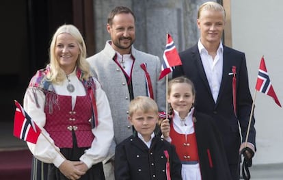 Los príncipes herederos de Noruega con sus hijos, Sverre Magnus y Ingrid Alexandra, y Marius en el día nacional de Noruega, el pasado 17 de mayo.