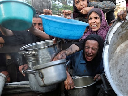 Mujeres palestinas se agolpan para recibir comida en Gaza, el pasado 14 de julio.
