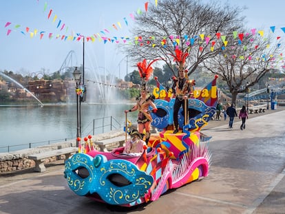 Inauguración de la nueva temporada de PortAventura, que ha coincidido con el arranque del carnaval.