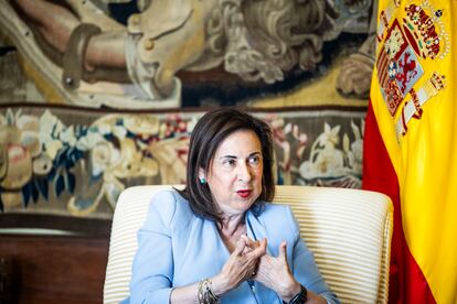 La ministra Margarita Robles este sábado en su despacho del ministerio de Defensa. 