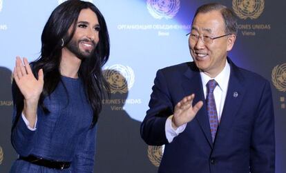 Conchita Wurst junto con el secretario general de la ONU, Ban Ki-moon.
