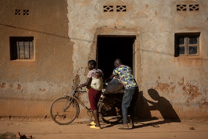 Dos jóvenes, una de ellas con su bebé en la espalda, en las calles del pueblo de Jurú, en Ruanda.