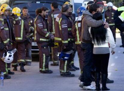 Dos vecinos del edificio siniestrado esperando que los Bomberos retirasen sus pertenencias de su piso, ayer en Gavà.