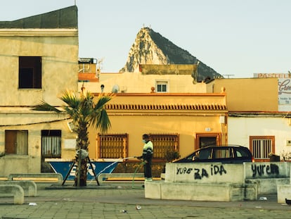 Una imagen del Peñón tomada desde una calle de La Línea. Aquí la renta por habitante es cuatro veces inferior a la de Gibraltar