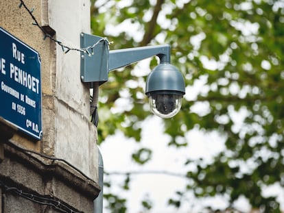 Cámara de vigilancia en una calle de la ciudad francesa de Rennes.