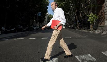 El dirigente socialista cruza un paso de peatones de la calle del Marqués de Urquijo de Madrid, próxima a la de Ferraz.