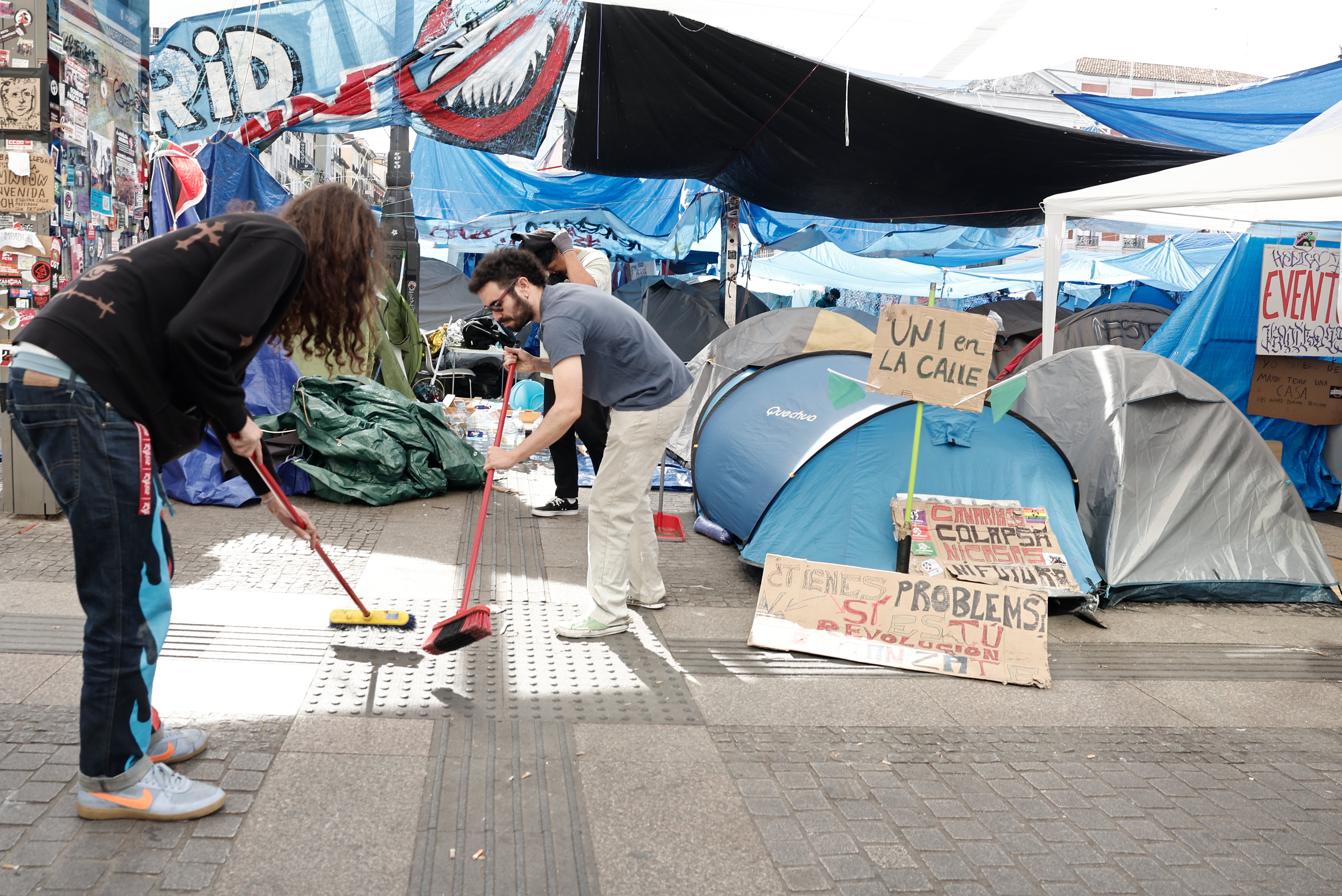 Sol prepara su adiós: comienzan a retirarse lonas y carpas a falta de un anuncio oficial de desacampada