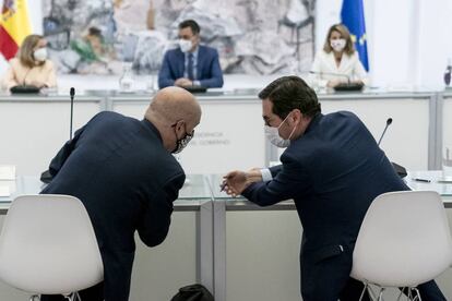 El secretario general de CCOO, Unai Sordo (i), y el presidente de la CEOE, Antonio Garamendi, en una reunión del Gobierno con los agentes sociales para el Plan de Recuperación, Transformación y Resiliencia, en el Complejo de la Moncloa, a 7 de marzo de 2022, en Madrid (España)