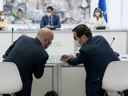 El secretario general de CCOO, Unai Sordo (i), y el presidente de la CEOE, Antonio Garamendi, en una reunión del Gobierno con los agentes sociales para el Plan de Recuperación, Transformación y Resiliencia, en el Complejo de la Moncloa, a 7 de marzo de 2022, en Madrid (España)