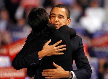 Barack Obama abraza a su esposa Michelle durante un mitin en New Hampshire, la semana pasada.