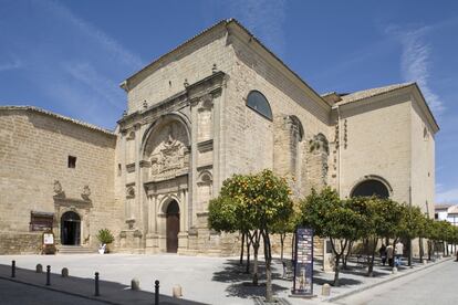 Promovido por la familia Valencia de Benavides a mediados del siglo XVI, Andrés de Valdenvira fue el encargado de trazar la arquitectura del convento de San Francisco. Un terremoto a principios del XIX obligó a desmontar buena parte de la capilla mayor, y acabaron de destruirla desastrosos temporales posteriores y saqueos. Rehabilitado en 1988, hoy el monasterio ha perdido su función religiosa, y es la sede de un auditorio donde a lo largo del año se organizan actividades y conciertos.