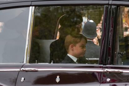 La princesa de Gales, su hijo, el príncipe Jorge, y la reina consorte, Camila, abandonaban Clarence House en dirección a Westminster. 