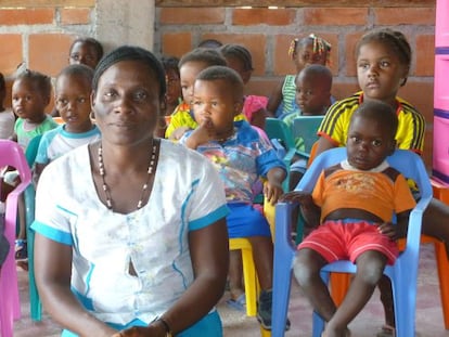 María Elida Ramos, madre comunitaria en el río Naya, rodeada de los niños y niñas.