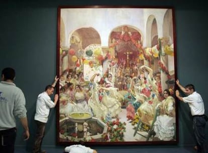 Operarios desmontan un mural de Sorolla para trasladarlo a Sevilla