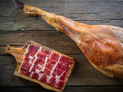 Regala sabores únicos al paladar y sorprende a los invitados en cada cena con la mejor selección de jamón ibérico. GETTY IMAGES.