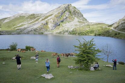 Visitantes en los lagos de Covadonga, en Asturias.