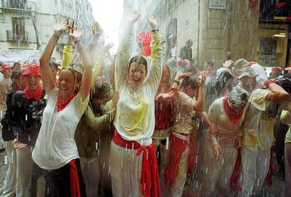 Un grupo de jóvenes celebran el inicio de los Sanfermines tras el tradicional chupinazo que marca el comienzo de las fiestas de San Fermín, en 2001.