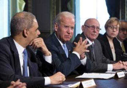 El vicepresidente estadounidense Joe Biden (2i) y el fiscal general, Eric Holder (i) se reúnen con víctimas por los tiroteos durante una reunión en Washington DC, este 9 de enero.